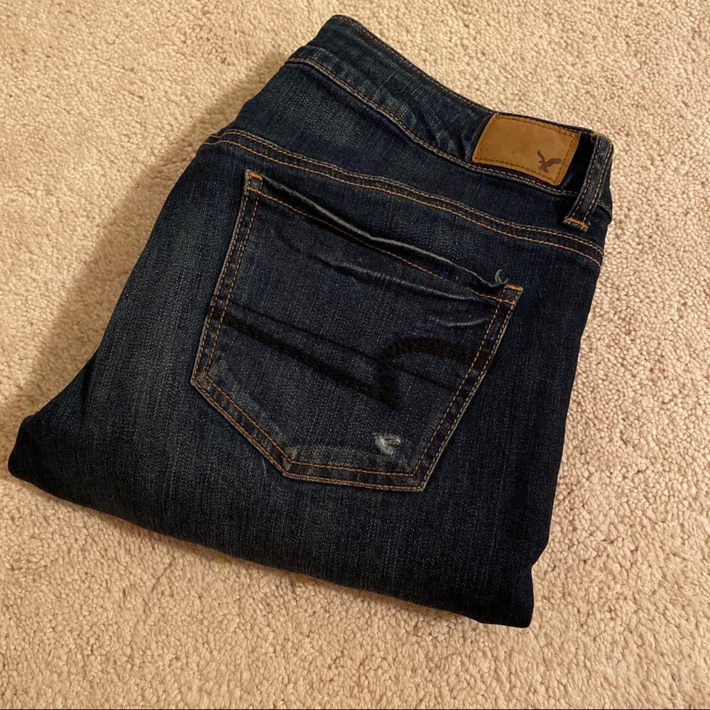 💙3/$20 AEO Destroyed Tomgirl Jeans